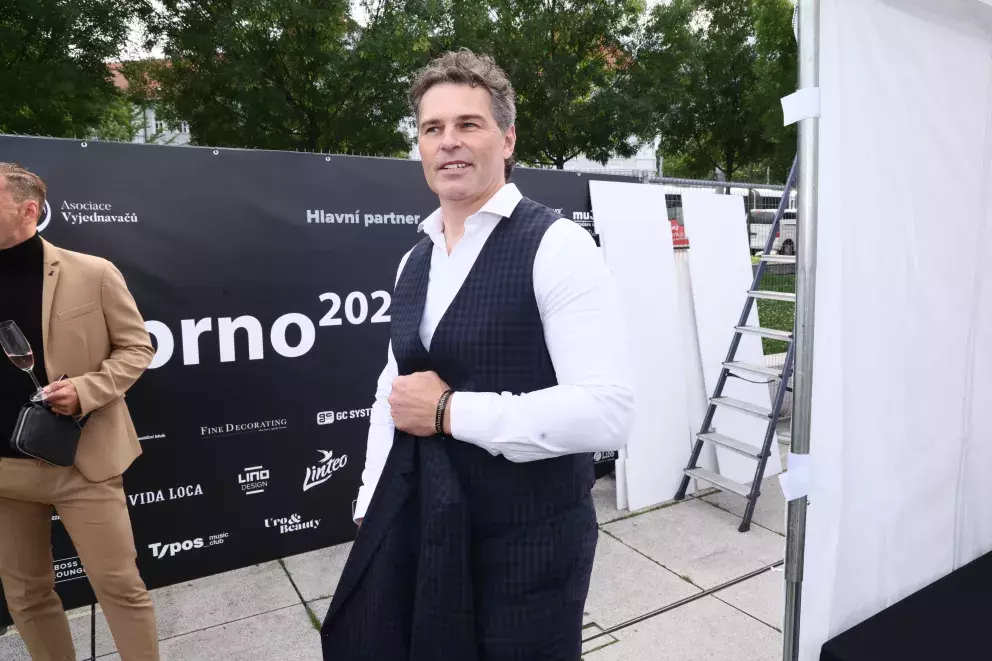 Foto 24 k článku Fashion Night Brno 2024: Nela Slováková s rozprašovačem, Verešová jako královna vkusu