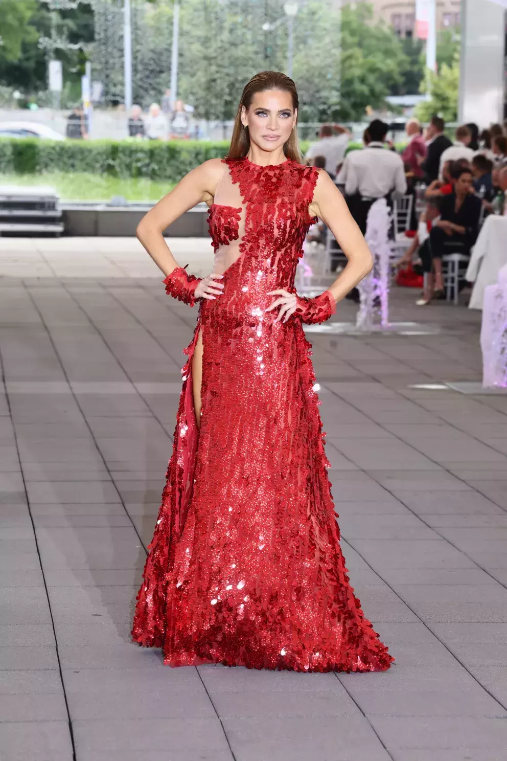 Foto 23 k článku Fashion Night Brno 2024: Nela Slováková s rozprašovačem, Verešová jako královna vkusu