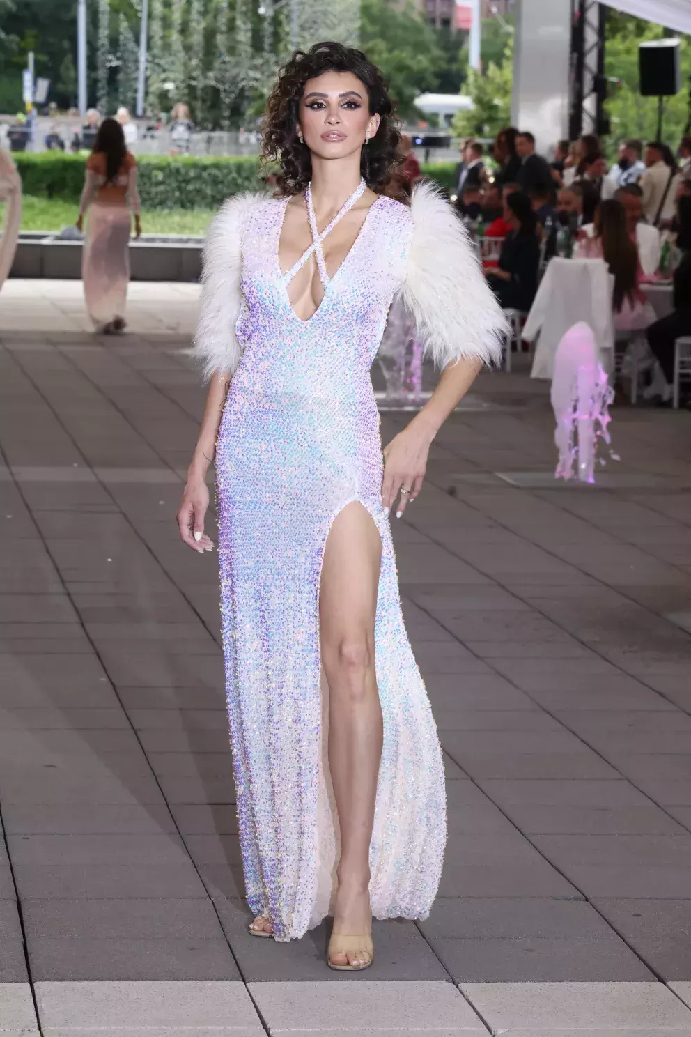 Foto 8 k článku Fashion Night Brno 2024: Nela Slováková s rozprašovačem, Verešová jako královna vkusu