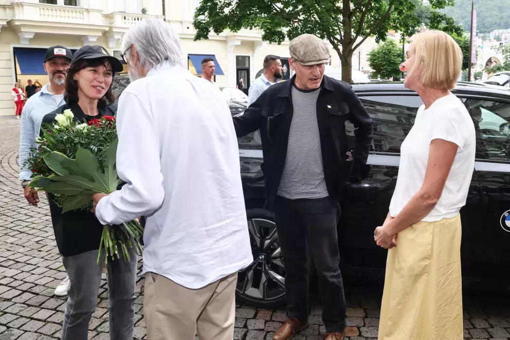 Foto 3 k článku KVIFF 2024: První světová hvězda dorazila do Varů. Herec z Pána prstenů ukázal i přítelkyni