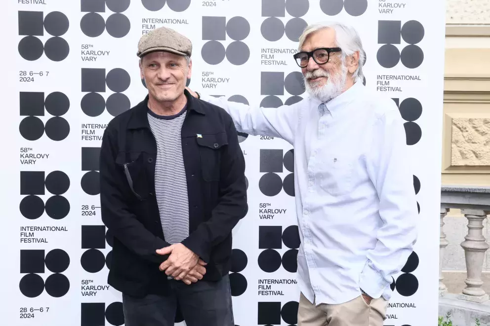 Foto 6 k článku KVIFF 2024: První světová hvězda dorazila do Varů. Herec z Pána prstenů ukázal i přítelkyni