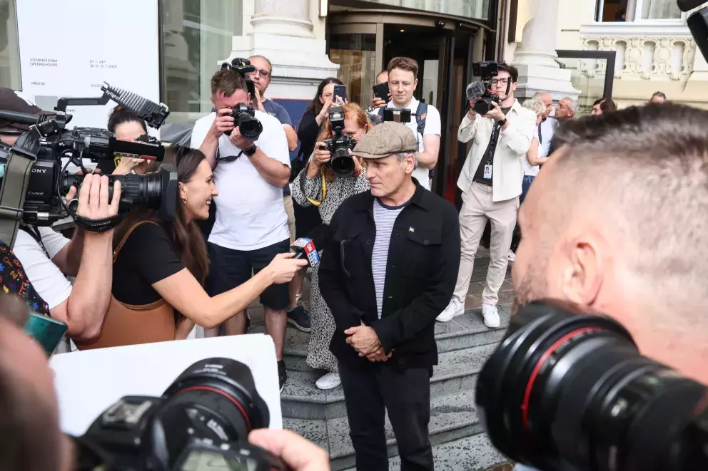 Foto 12 k článku KVIFF 2024: První světová hvězda dorazila do Varů. Herec z Pána prstenů ukázal i přítelkyni