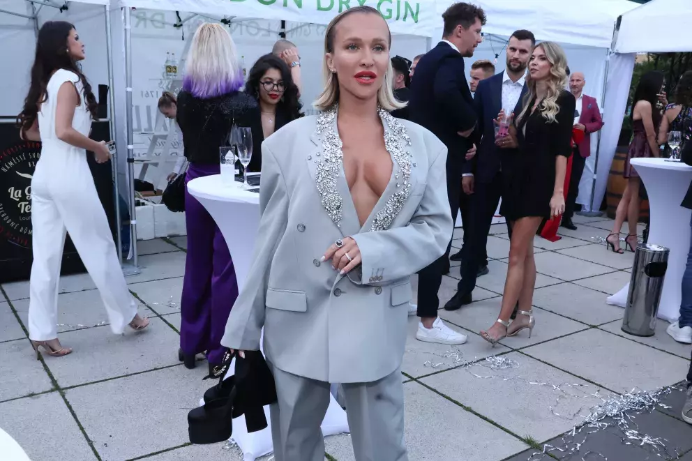 Foto 3 k článku Fashion Night Brno 2024: Nela Slováková s rozprašovačem, Verešová jako královna vkusu