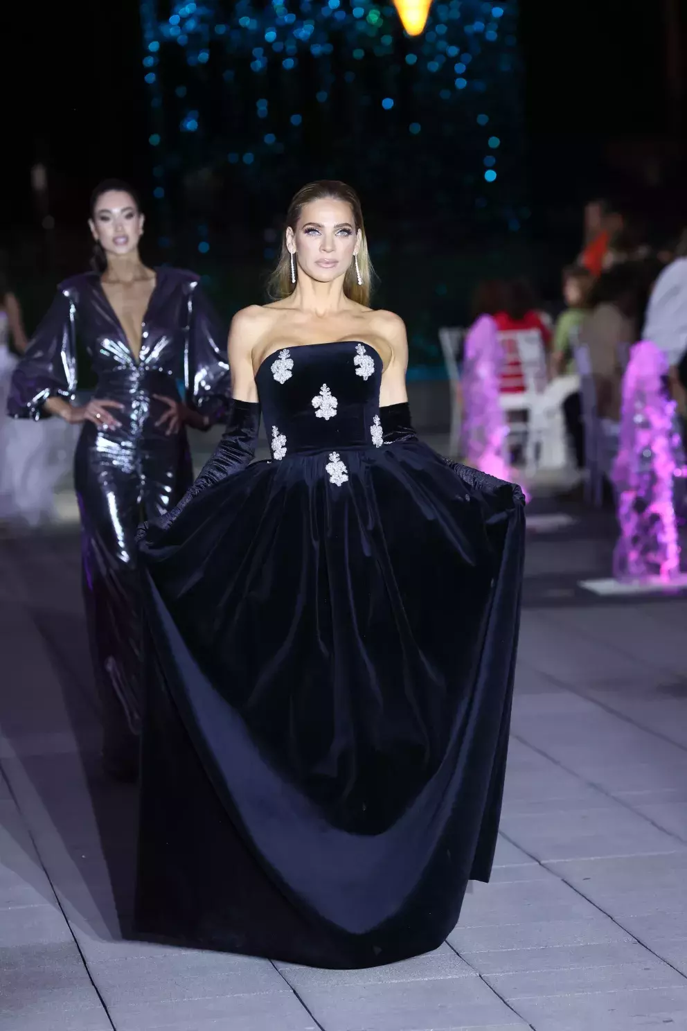 Foto 2 k článku Fashion Night Brno 2024: Nela Slováková s rozprašovačem, Verešová jako královna vkusu