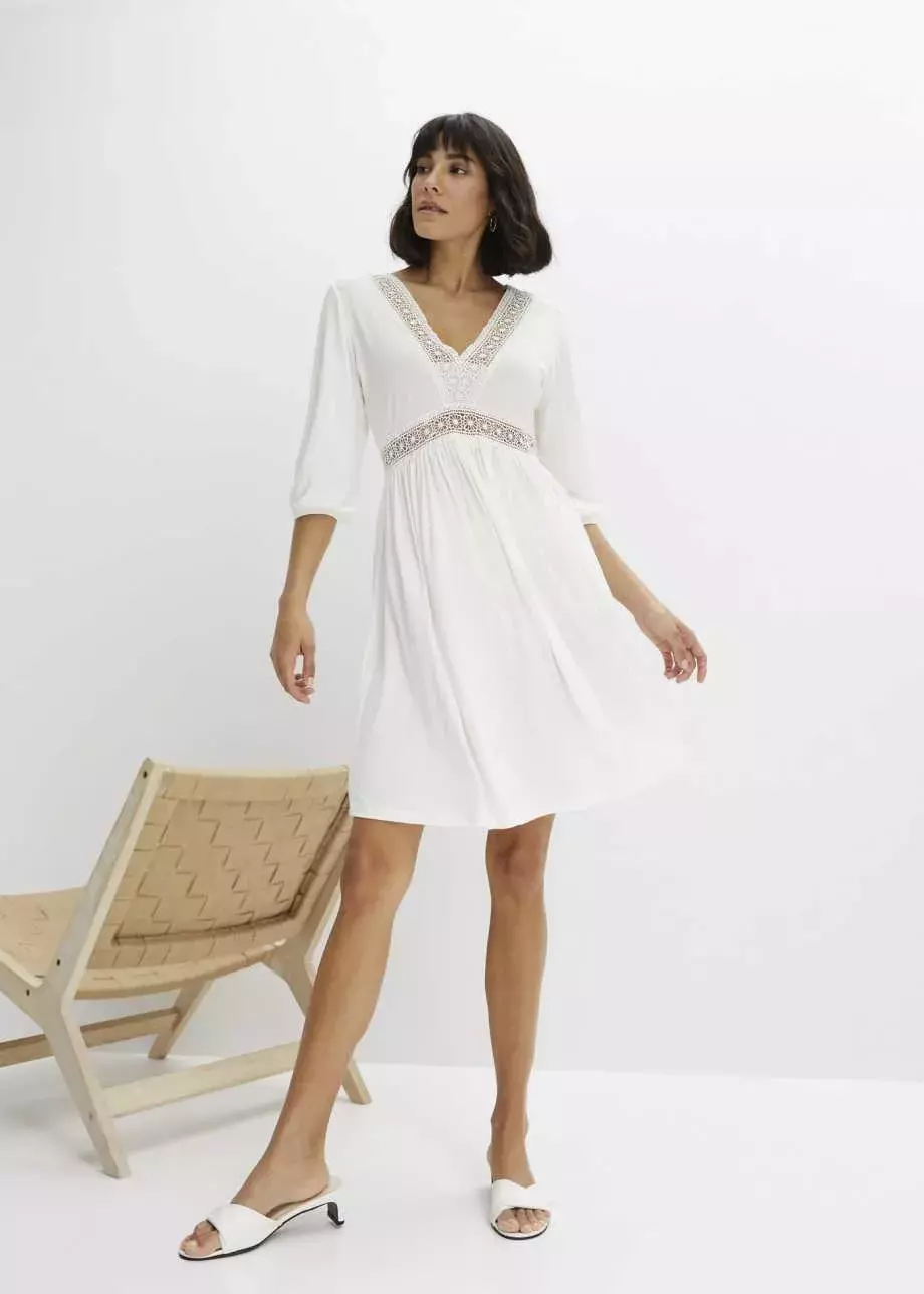Bílé šaty k létu patří