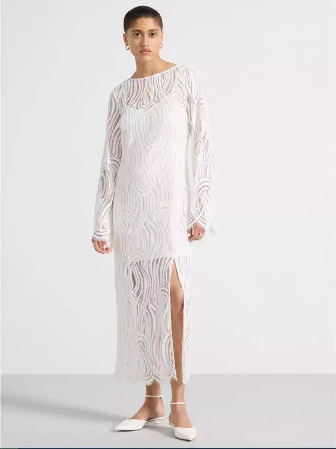 Bílé šaty k létu patří