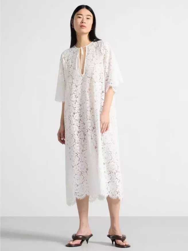 Bílé šaty k létu patří