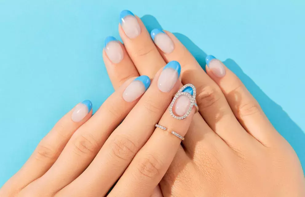 Letní francouzská manikúra