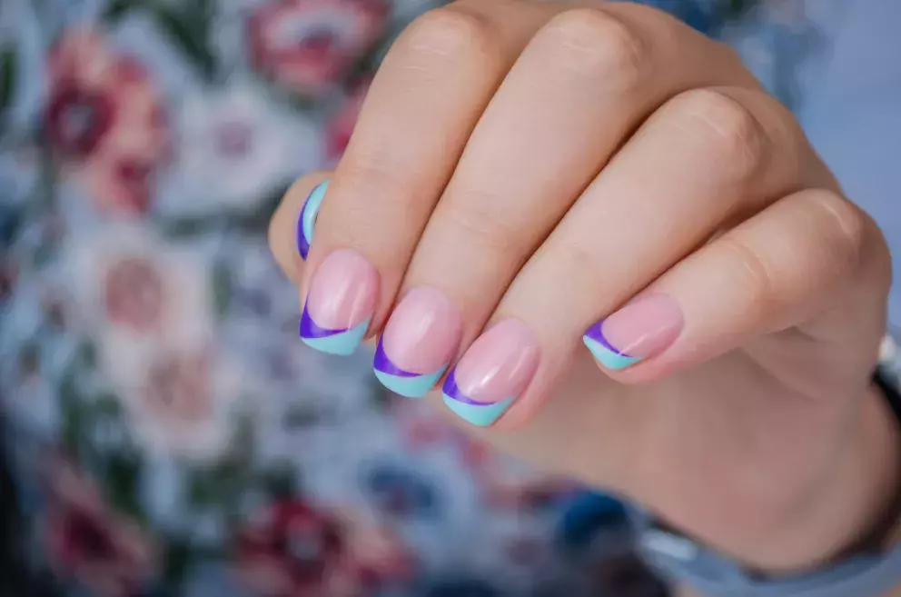 Letní francouzská manikúra