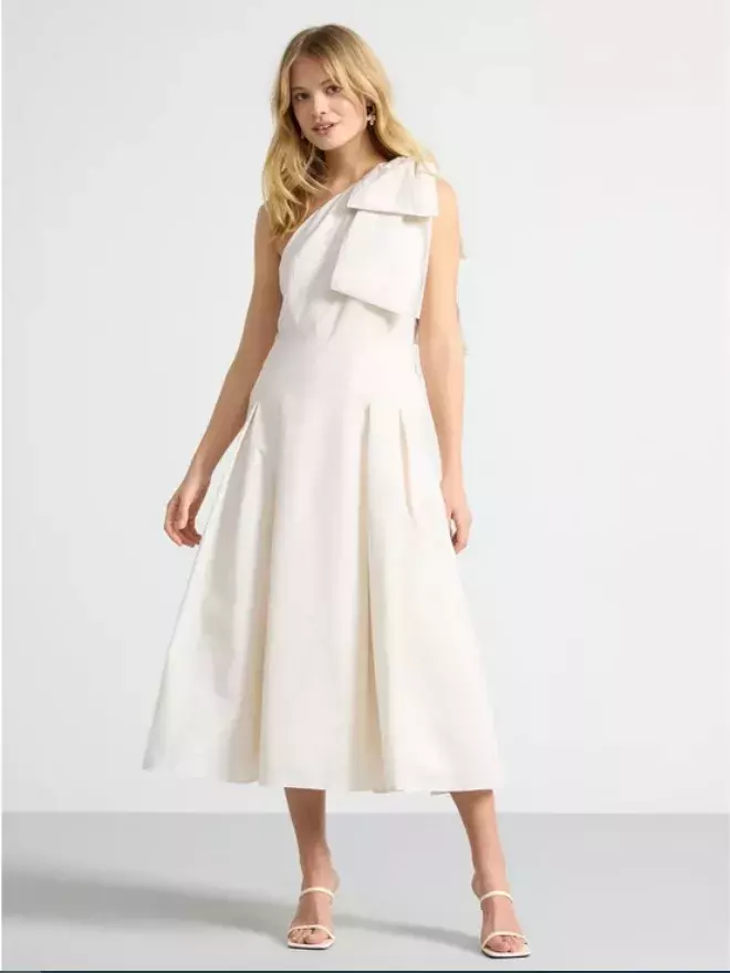 Bílé šaty k létu patří