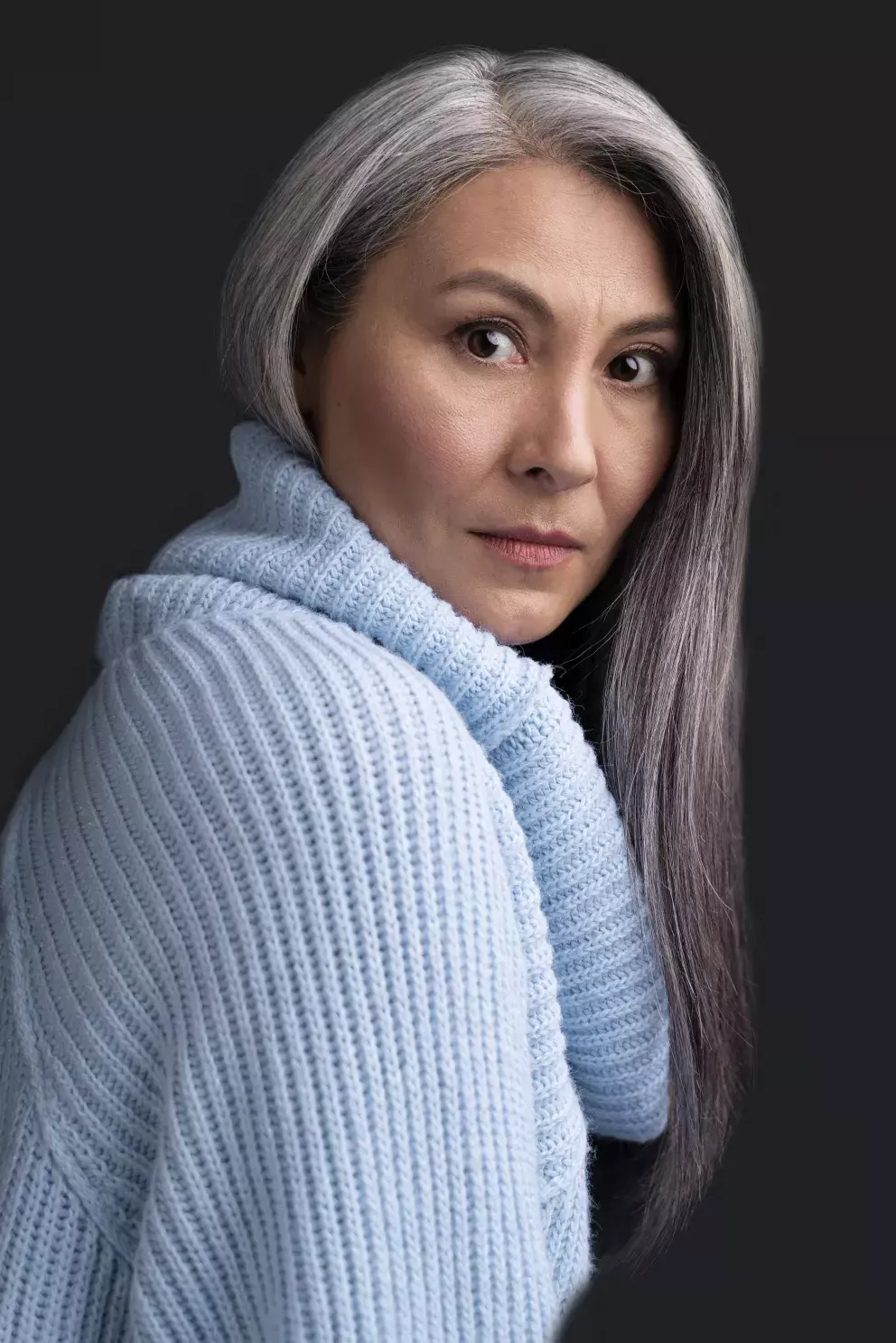 žena s šedými vlasy