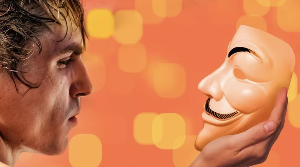 Muž držící masku