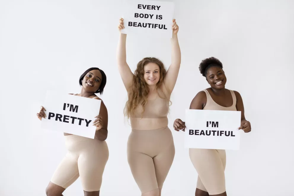 Tři ženy vyjadřující sebelásku