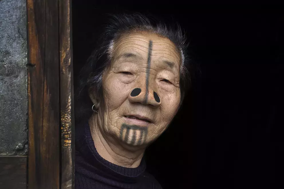 Žena z kmene Apatani