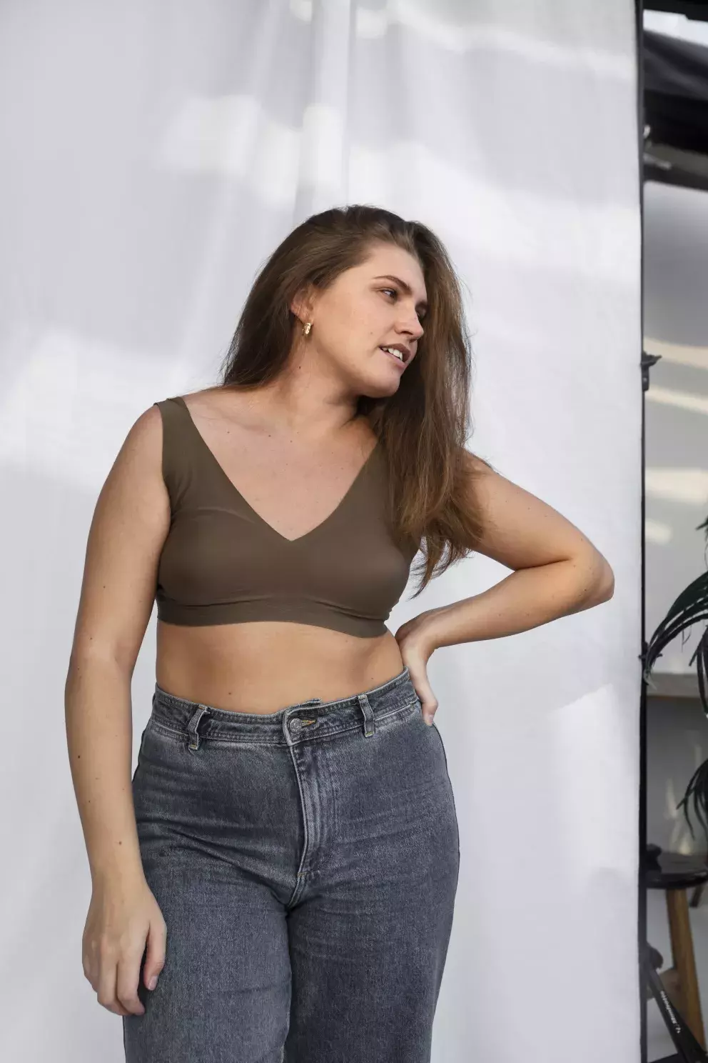 zena v crop topu a džínách