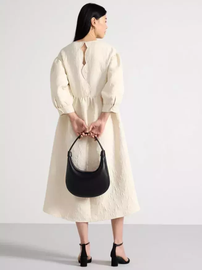 Bílé šaty k létu patří