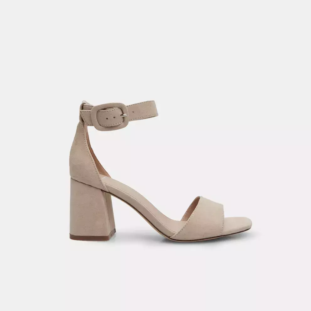 Nude boty jsou vkusné, lichotí postavě a hodí se ke všemu