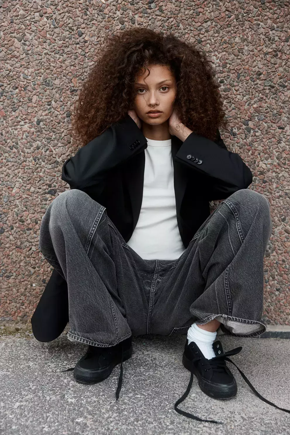 Džíny a tenisky jsou nesmrtelná módní kombinace