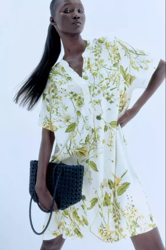 Květinové potisky jsou in