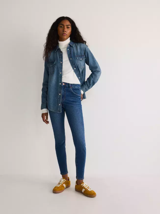 Džíny a tenisky jsou nesmrtelná módní kombinace