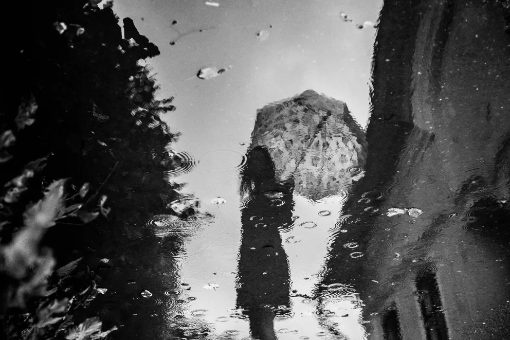 odraz ženy za deště