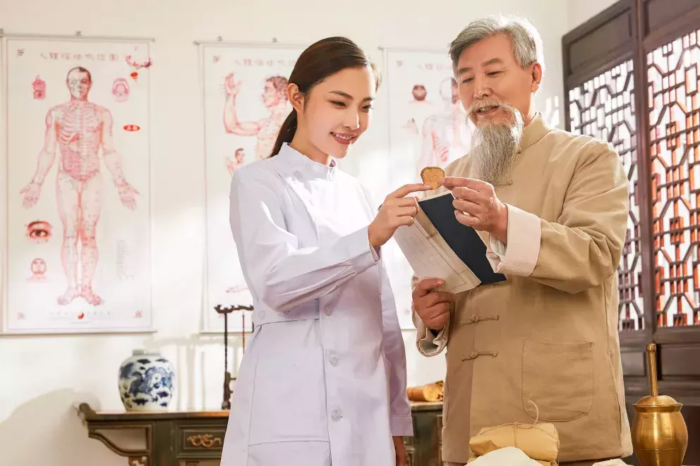 žena s mužem prohlížející si skripta