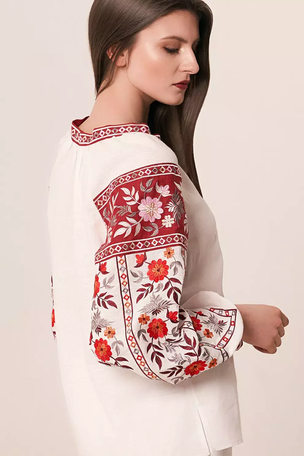 žena ve vyšívané košili