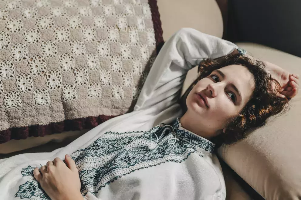 žena ve vyšívané košili