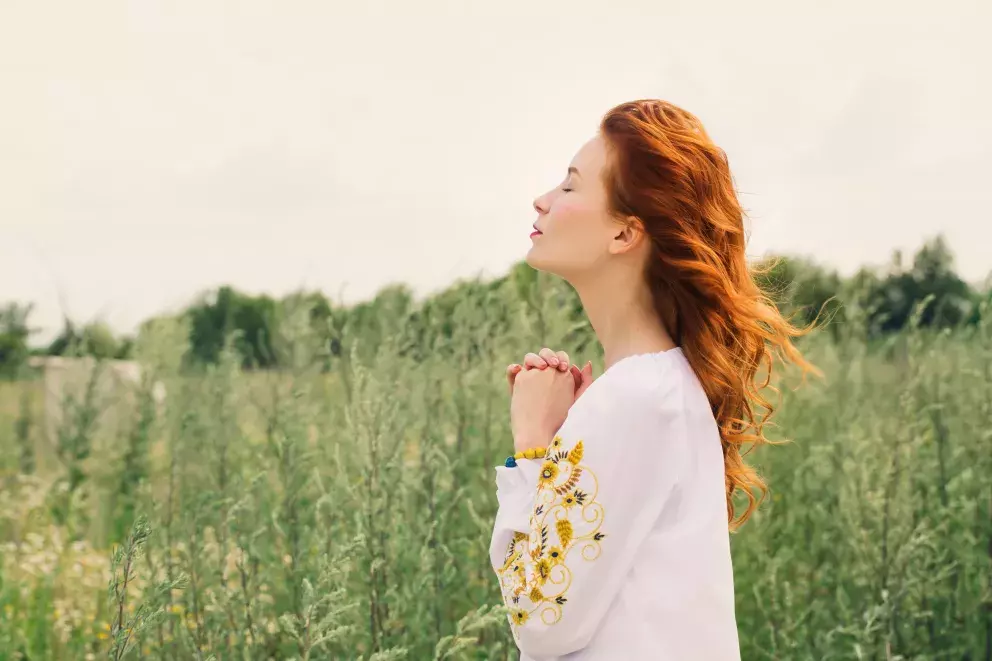 žena ve vyšívané košili