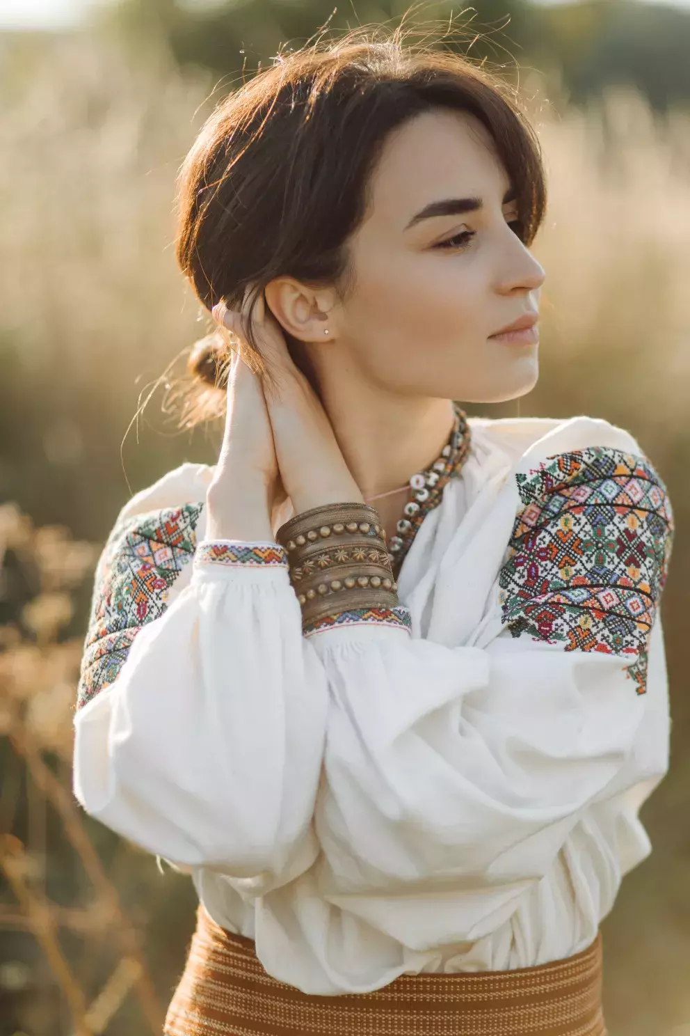 žena ve vyšívané košili