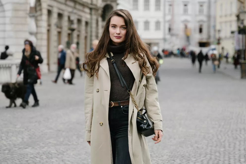 žena v kabátu