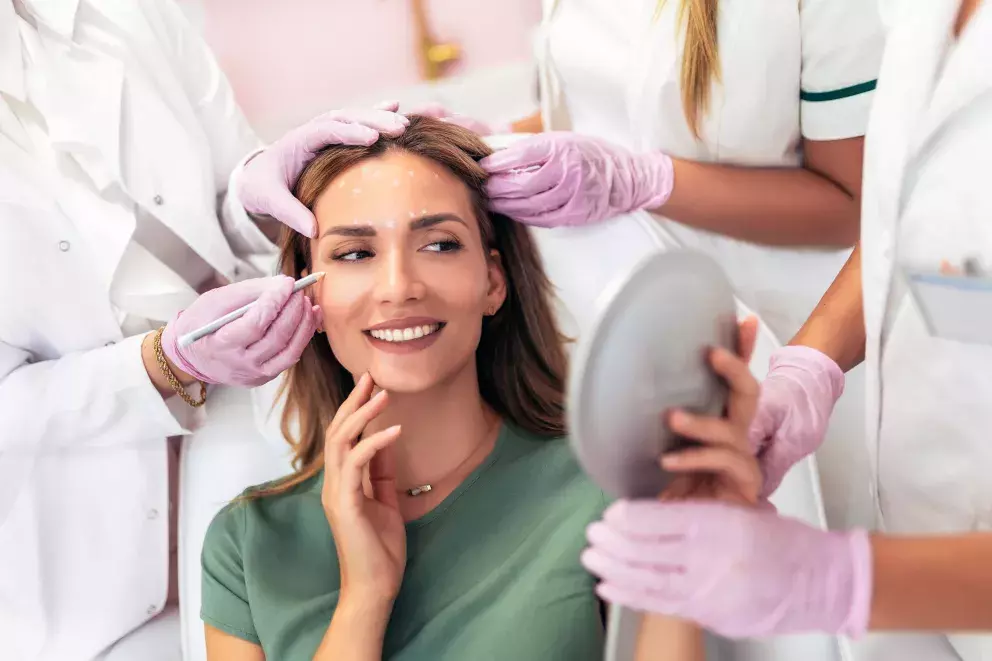 žena v péči lékařů