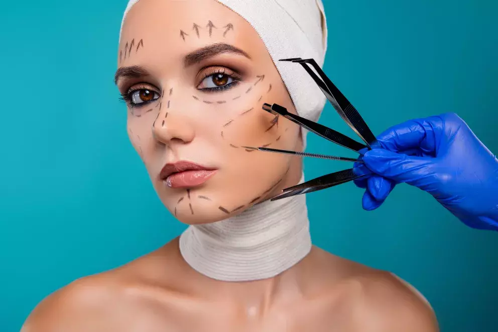 žena před plastikou