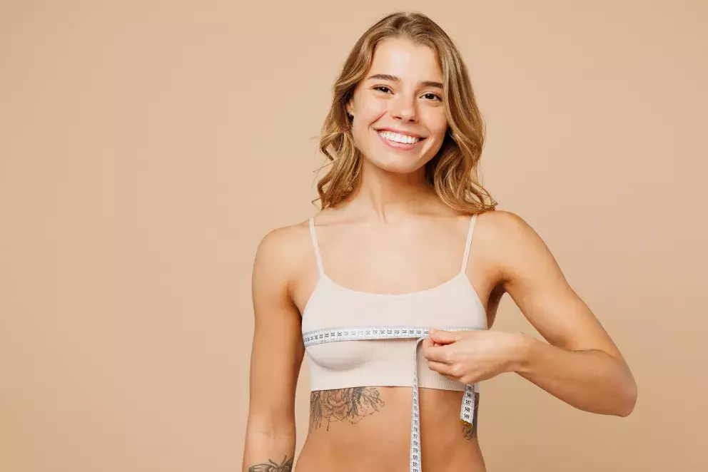 žena měřící si obvod poprsí
