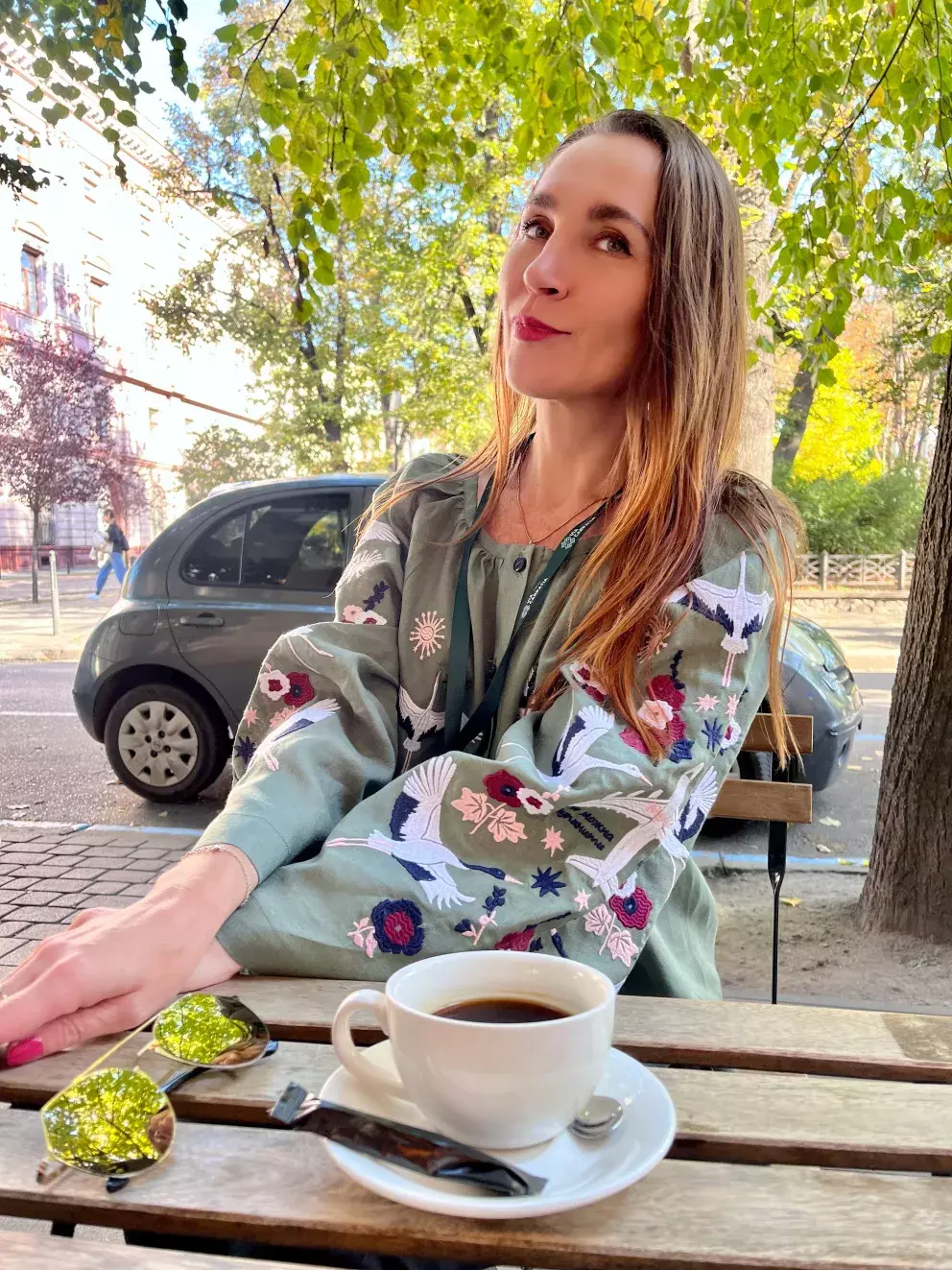 žena ve vyšívané košili