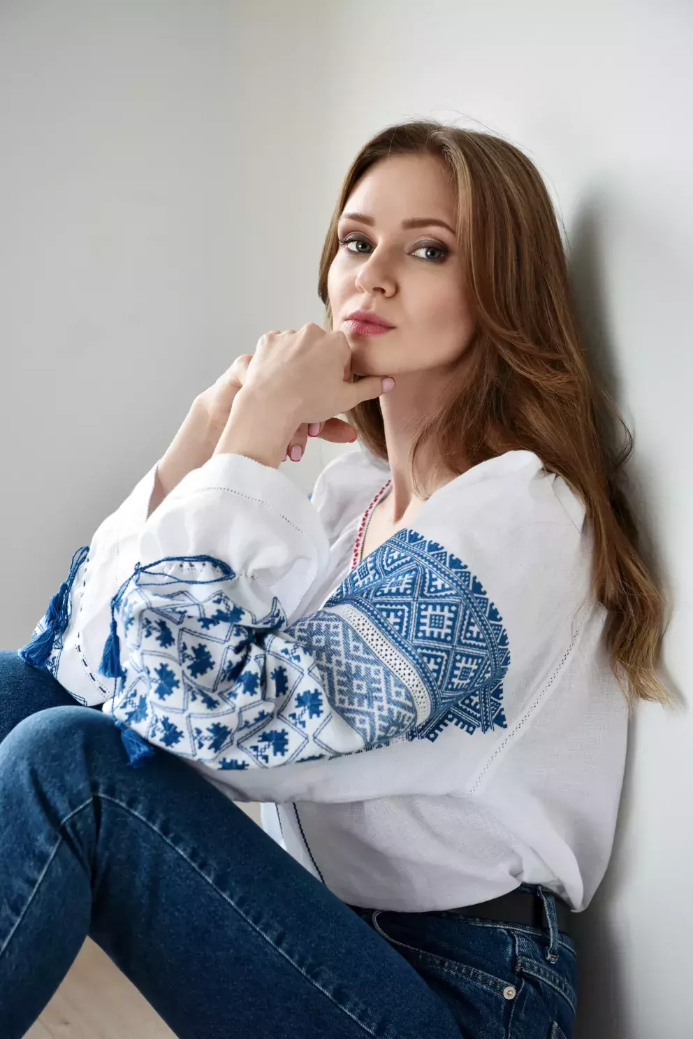 žena ve vyšívané košili