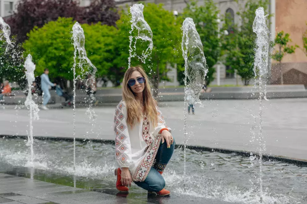 žena ve vyšívané košili