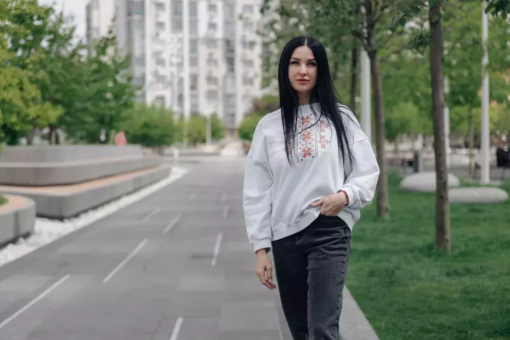 žena ve vyšívané košili