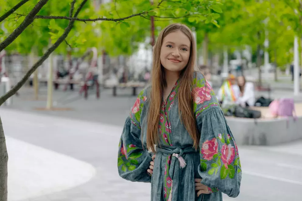 žena ve vyšívané košili