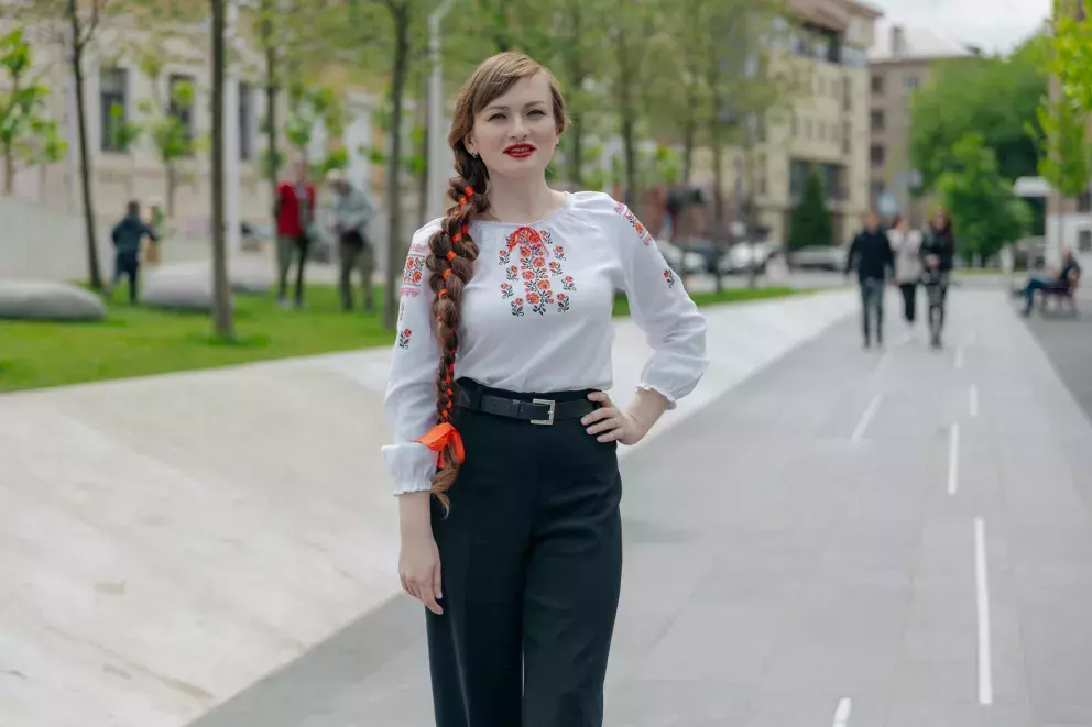 žena ve vyšívané košili