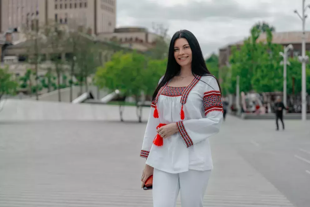 žena ve vyšívané košili