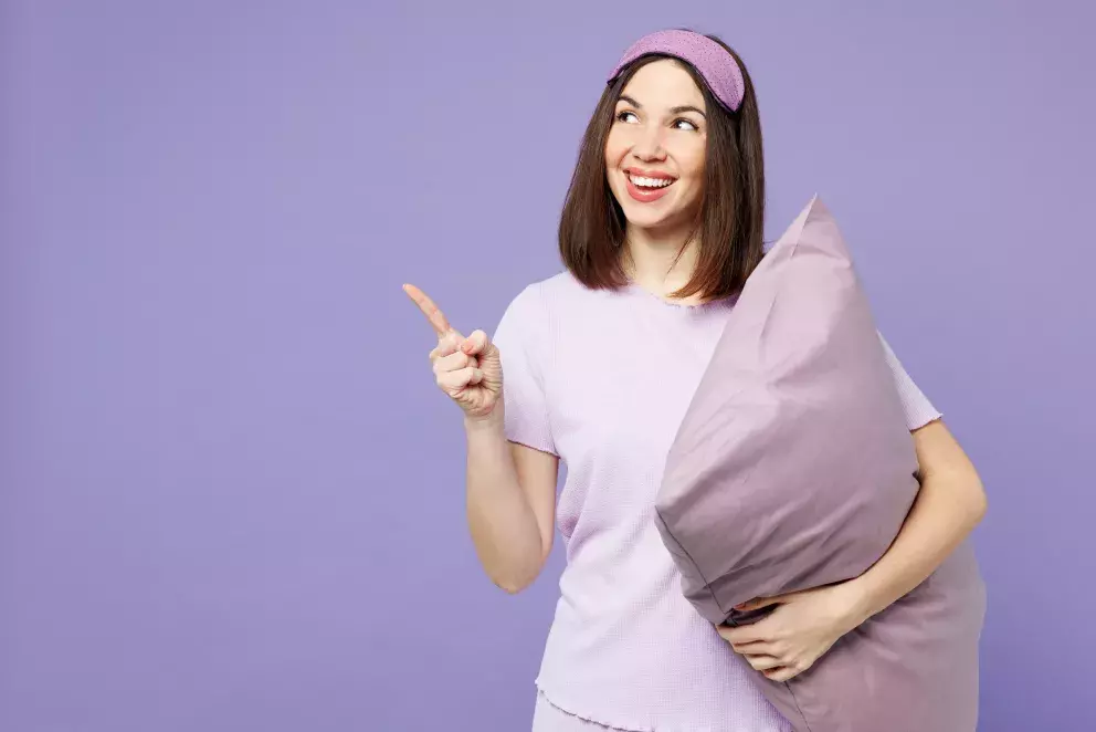 žena chystající se k spánku