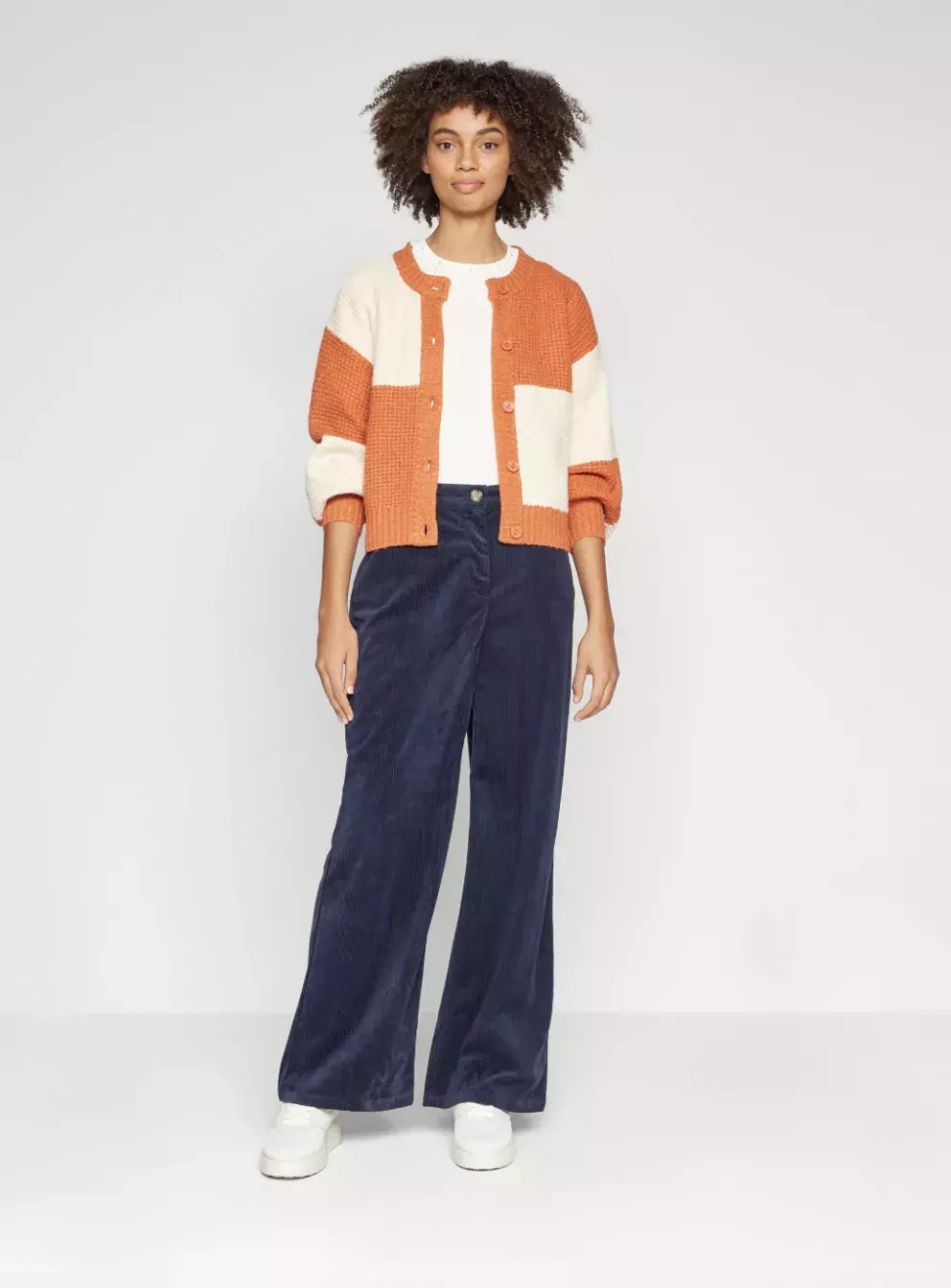 sametové kalhoty a moderní svetřík