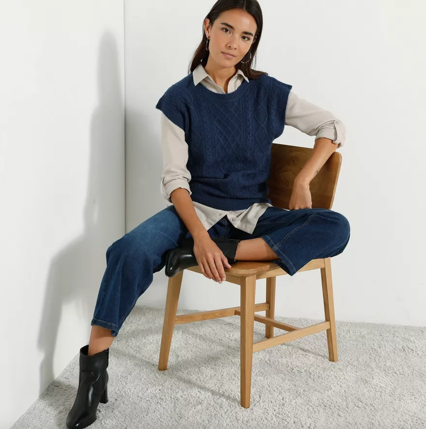   Pulovrová vesta s copánkovým vzorem