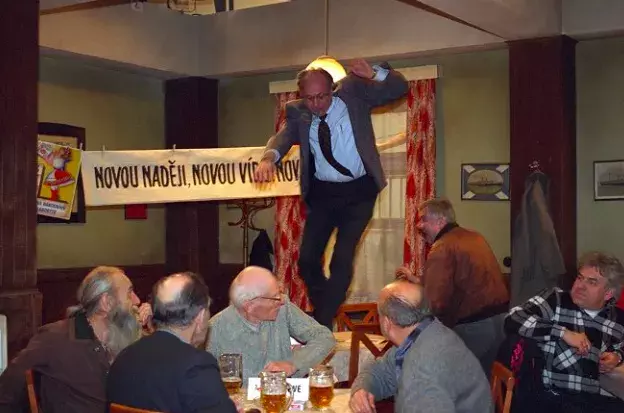 <p>Záběry z oblíbeného seriálu Hospoda, který se natáčel v 90. letech</p>
