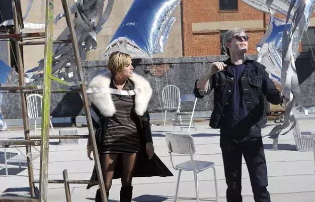 <p>Záběry z filmu Factory Girl (Warholka), kde si roli Edie Sedgwick zahrála herečka Sienna Miller</p>
