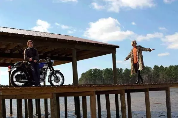 <p>Záběry z filmu Factory Girl (Warholka), kde si roli Edie Sedgwick zahrála herečka Sienna Miller</p>
