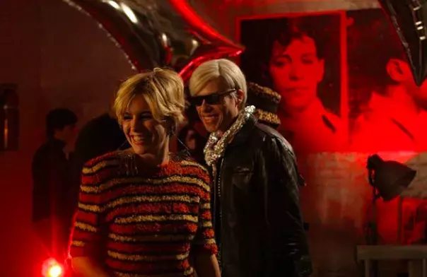 <p>Záběry z filmu Factory Girl (Warholka), kde si roli Edie Sedgwick zahrála herečka Sienna Miller</p>
