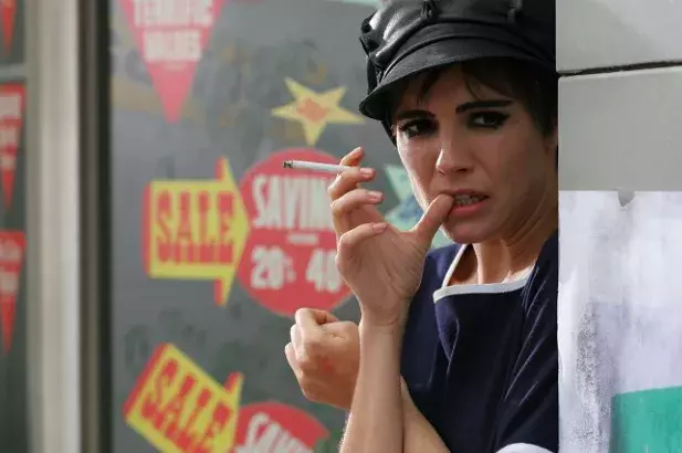 <p>Záběry z filmu Factory Girl (Warholka), kde si roli Edie Sedgwick zahrála herečka Sienna Miller</p>
