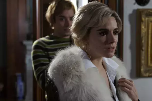 <p>Záběry z filmu Factory Girl (Warholka), kde si roli Edie Sedgwick zahrála herečka Sienna Miller</p>

